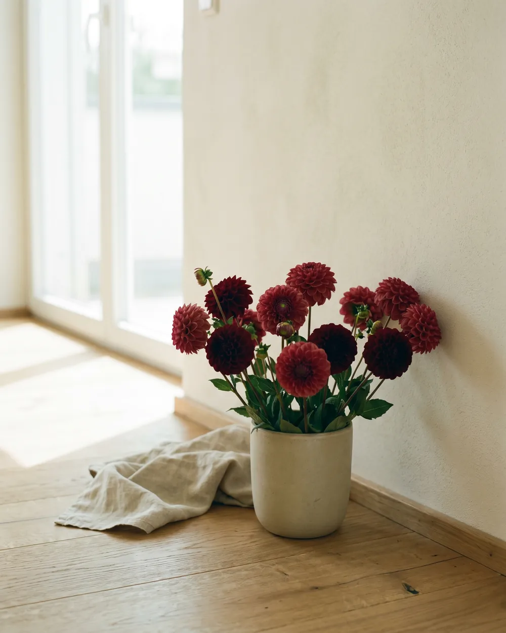 Dahlie styliert im Wohnraum