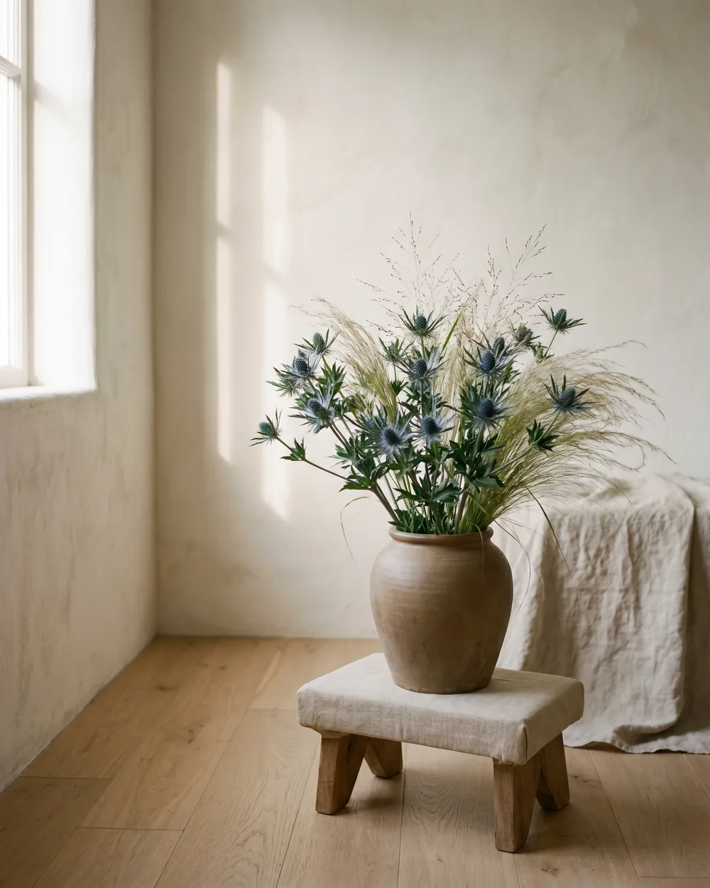 Edeldistel styliert im Wohnraum