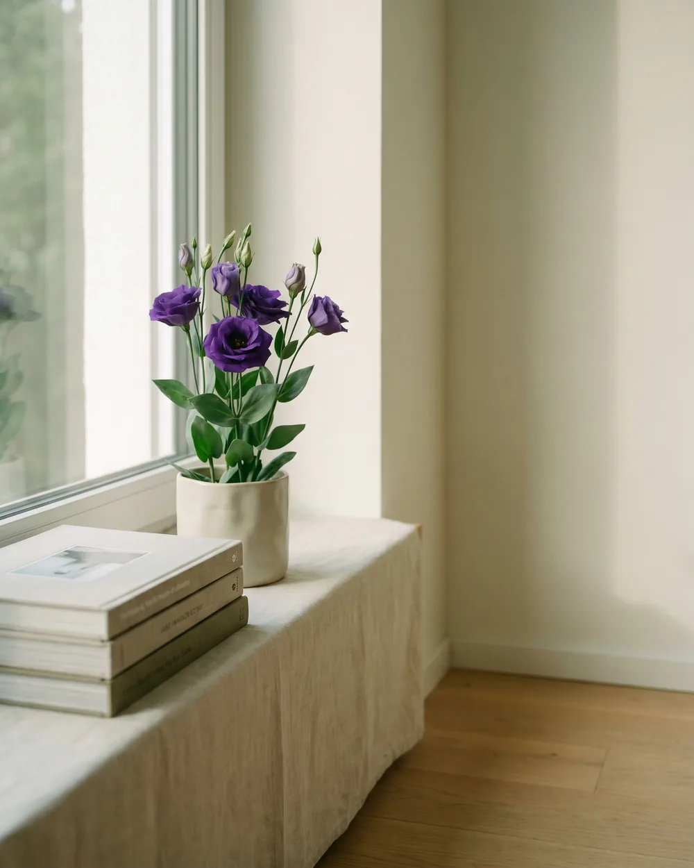 Eustoma styliert im Wohnraum
