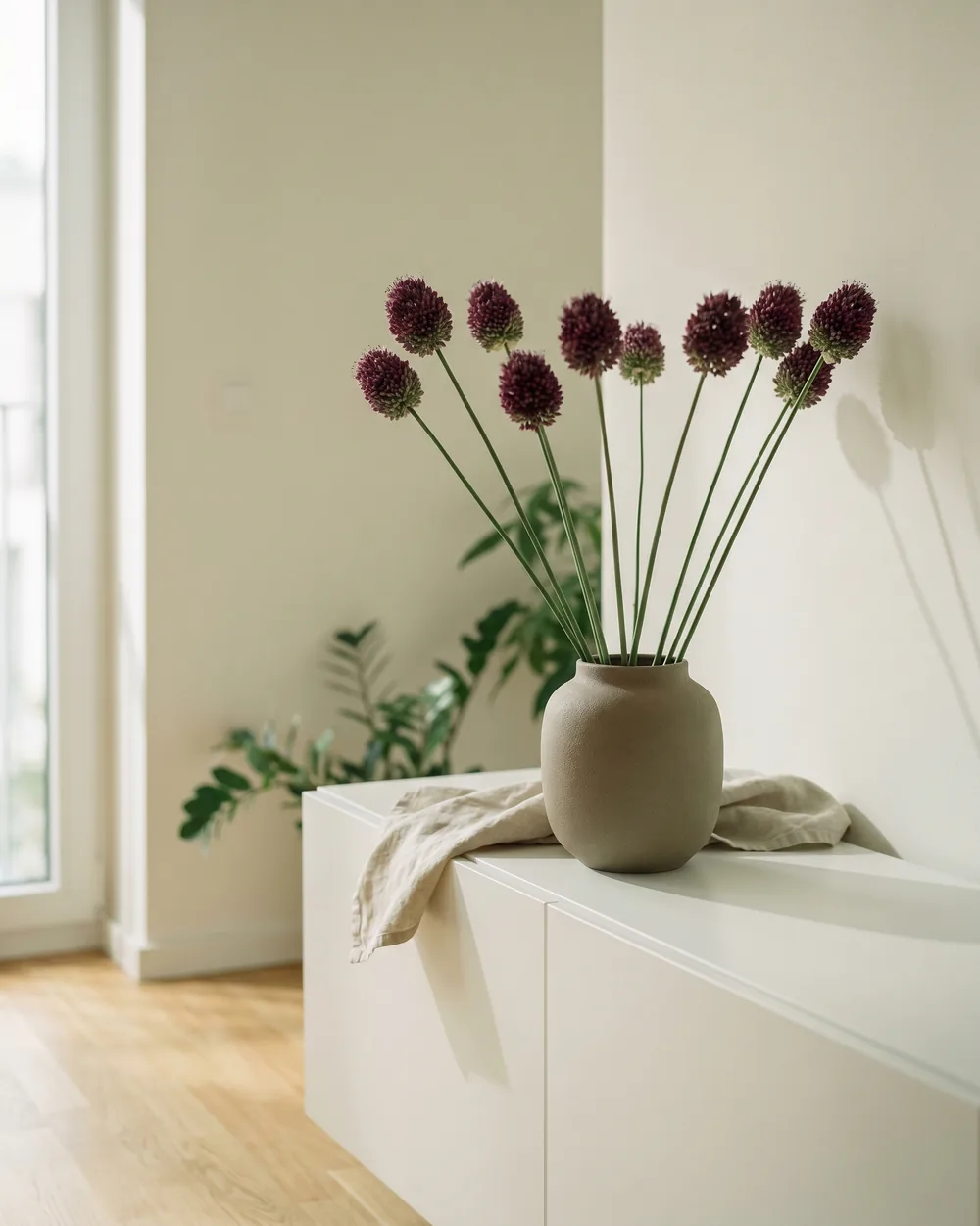 Kugeldistel-Lauch styliert im Wohnraum