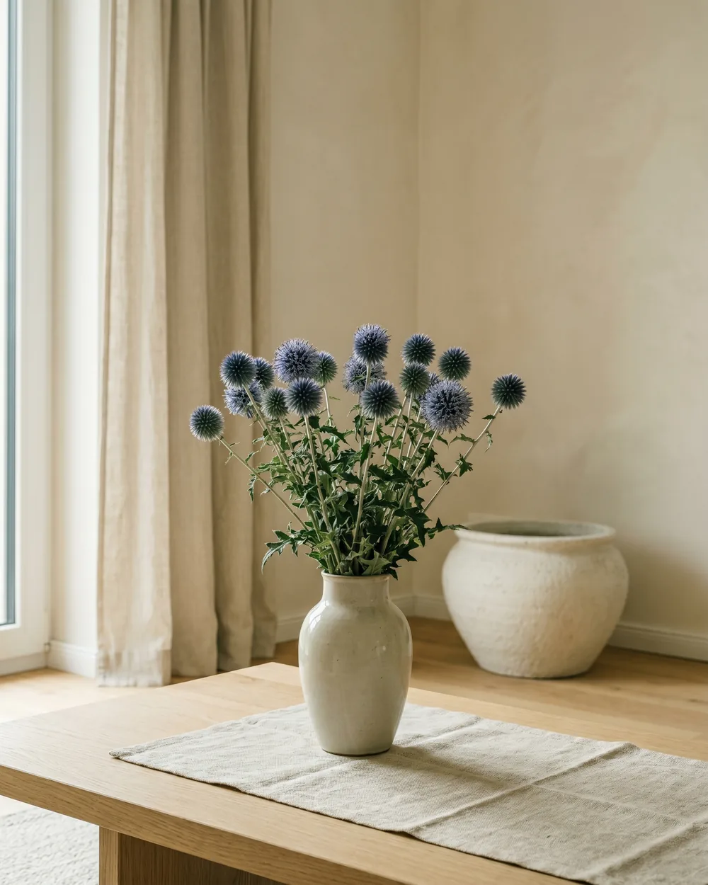 Kugeldistel styliert im Wohnraum
