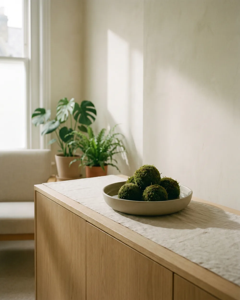 Mooskugel styliert im Wohnraum