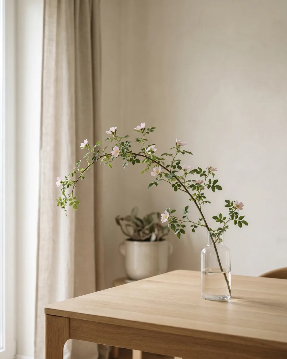 Hundsrose styliert im Wohnraum