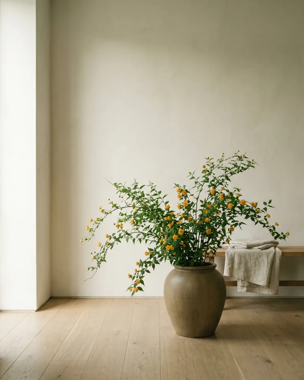 Ranunkelstrauch styliert im Wohnraum
