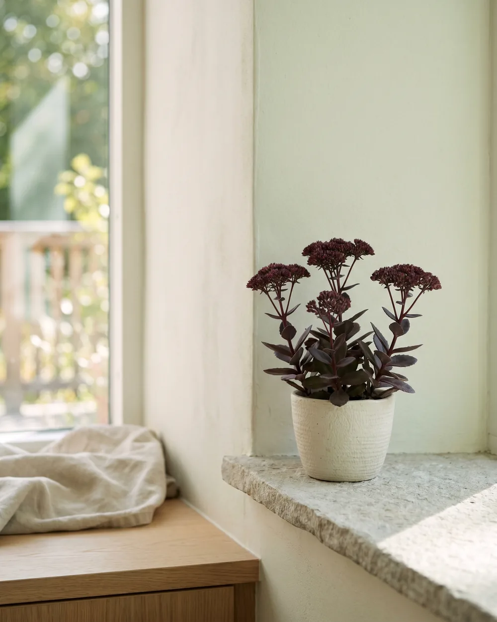 Roter Mond styliert im Wohnraum