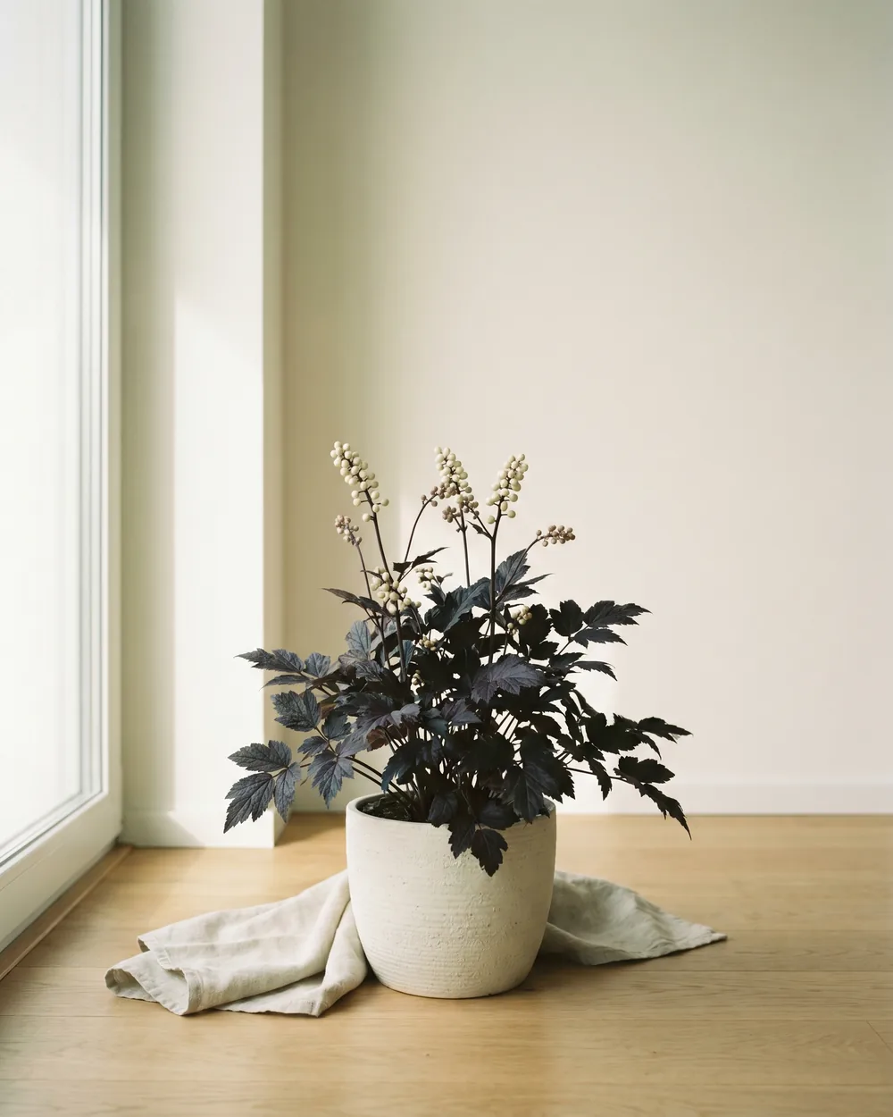 Silberkerze styliert im Wohnraum